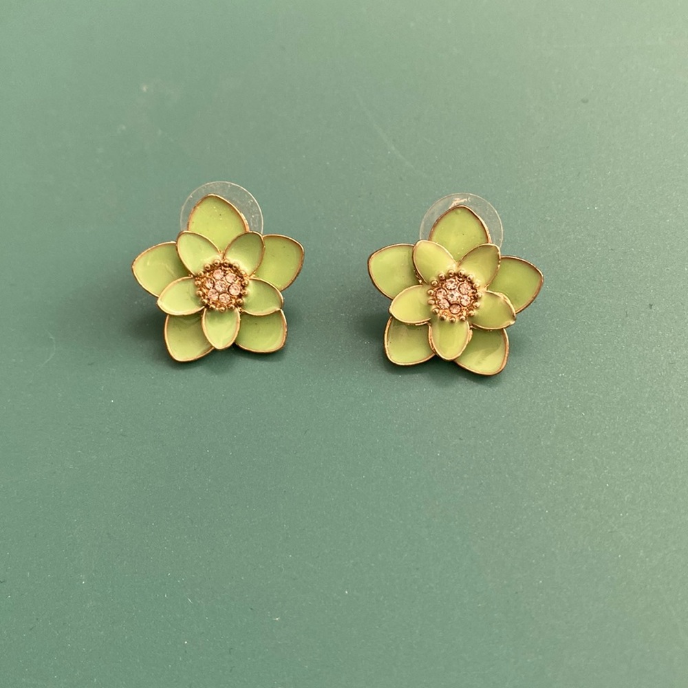 Lotus Studs